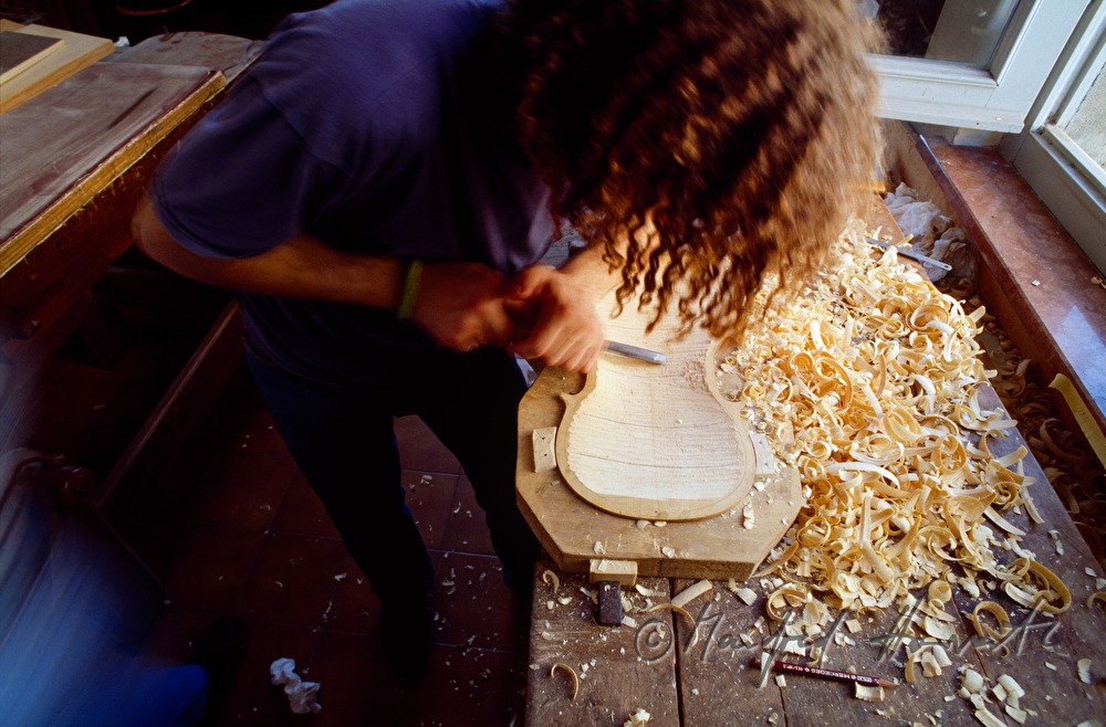 carving of the lid out of spruce wood