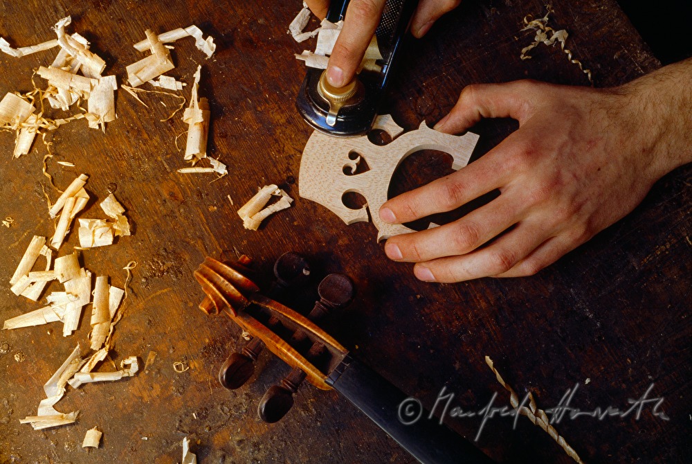 making of the violin bridge