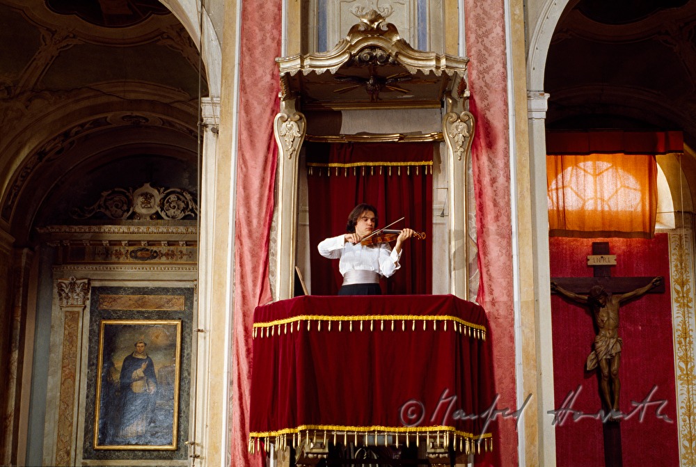 violin player in the church Persichillo