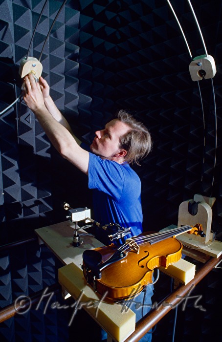 testing of a violin in the acoustics laboratory