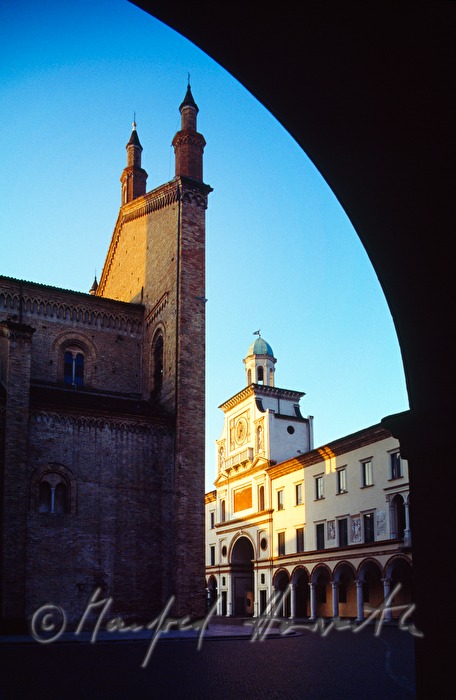 arcades near the Torrazzo