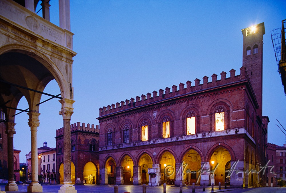arcades near the Torrazzo