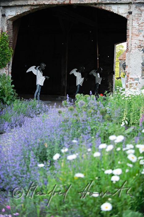 garden with angel-sculptures of Hotel Trebesice
