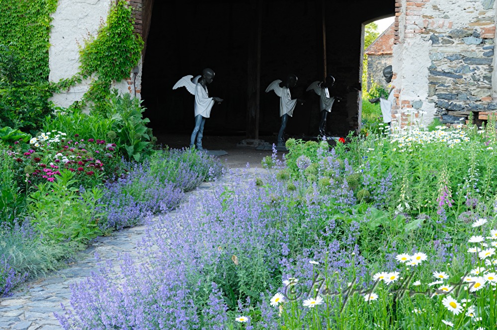 garden with angel-sculptures of Hotel Trebesice