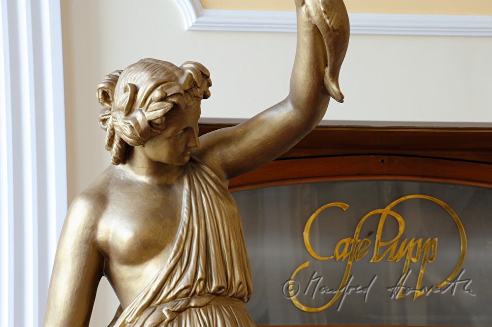 Grandhotel Pupp, statue in the Cafe