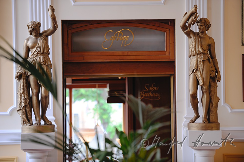 Grandhotel Pupp, statues in the Cafe