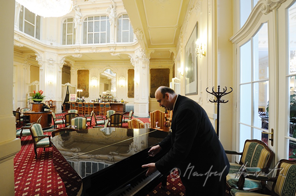 Grandhotel Pupp,  opening of the lid of the piano in the bar