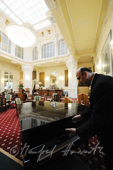 Grandhotel Pupp, opening of the lid of the piano in the bar