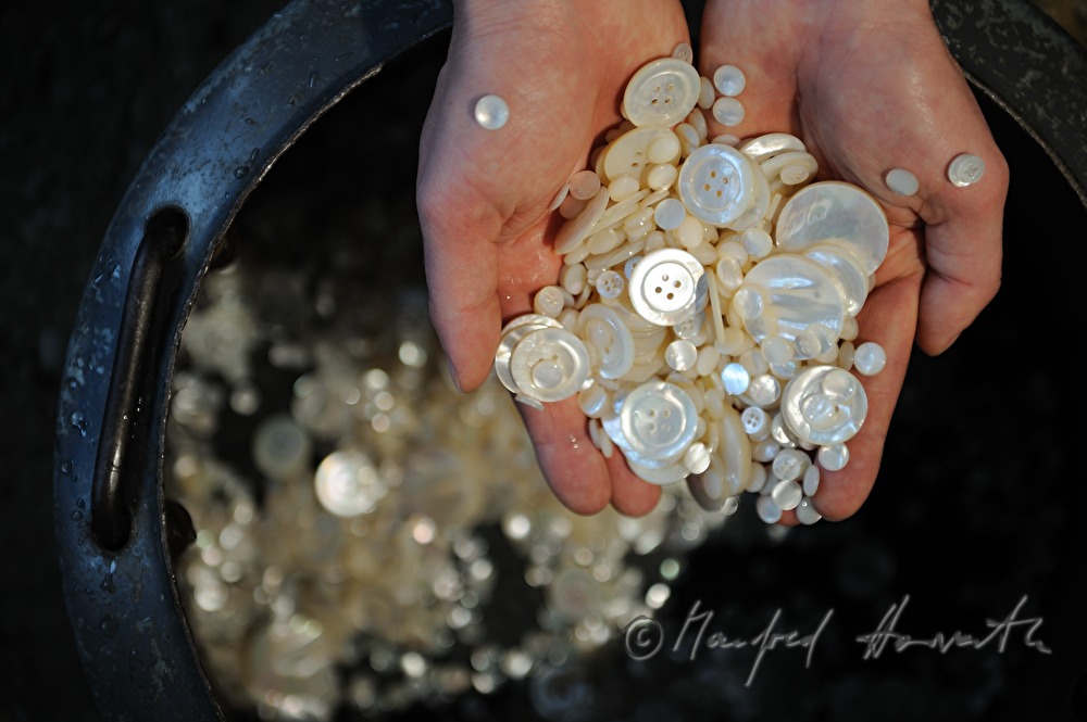 production of buttons made of mother-in-pearl