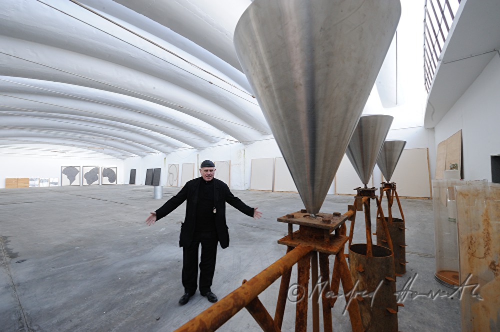 Klaus Rinke in his studio