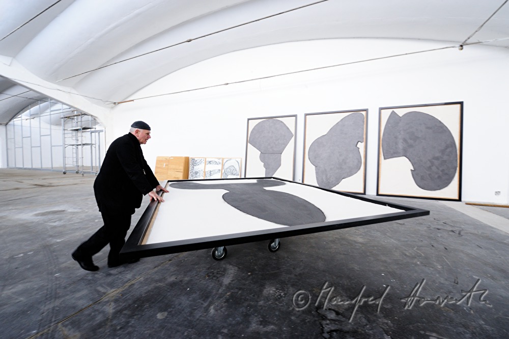 Klaus Rinke in his studio