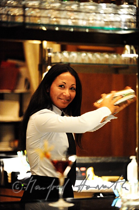 barmaid mixes a drink in the Laurin Bar