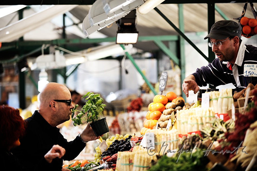 barkeeper Ernst buys herbs at the market