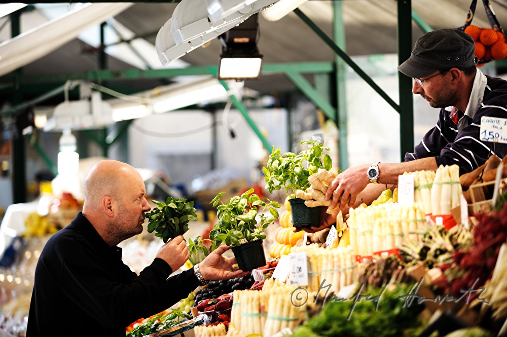 barkeeper Ernst buys herbs at the market