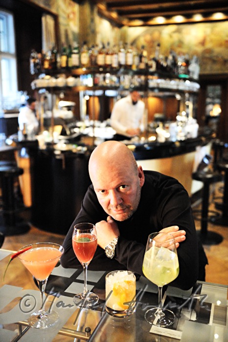 Barkeeper Ernst Lechthaler with cocktails in the Laurin Bar
