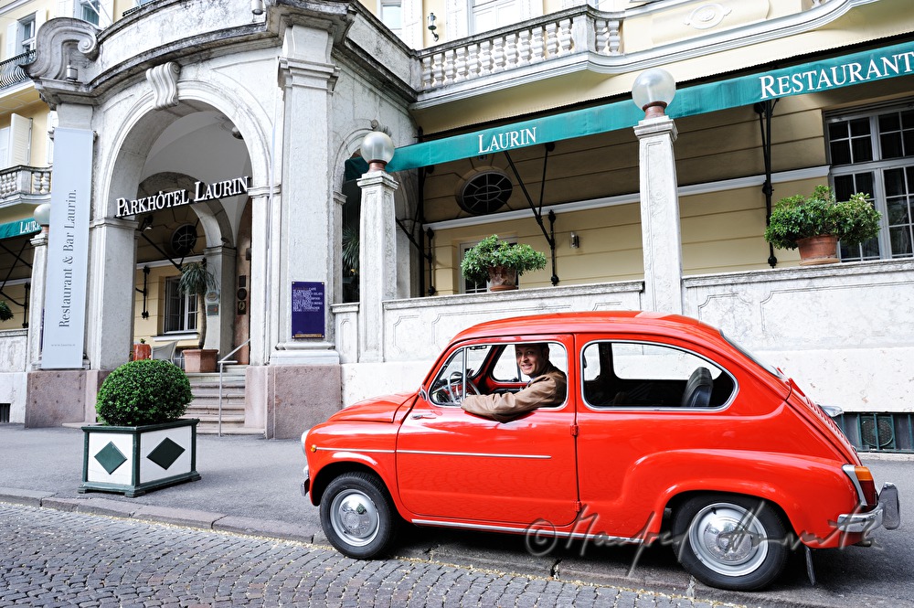 Fiat Cinquecento at the entrance of the hotel