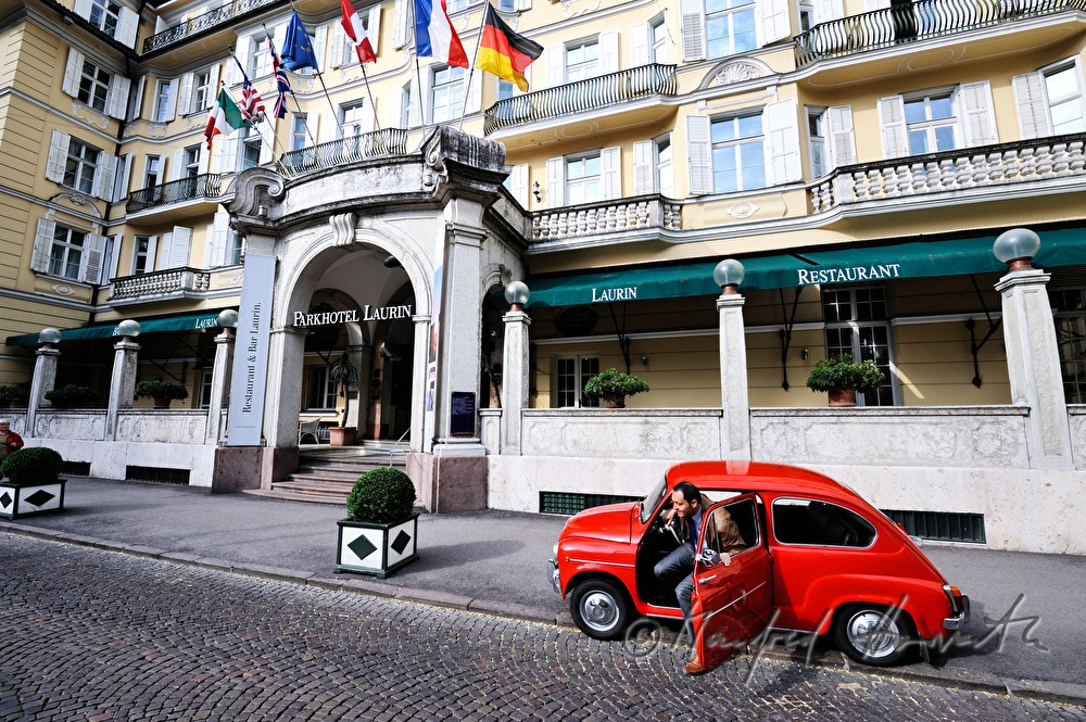 Fiat Cinquecento at the entrance of the hotel