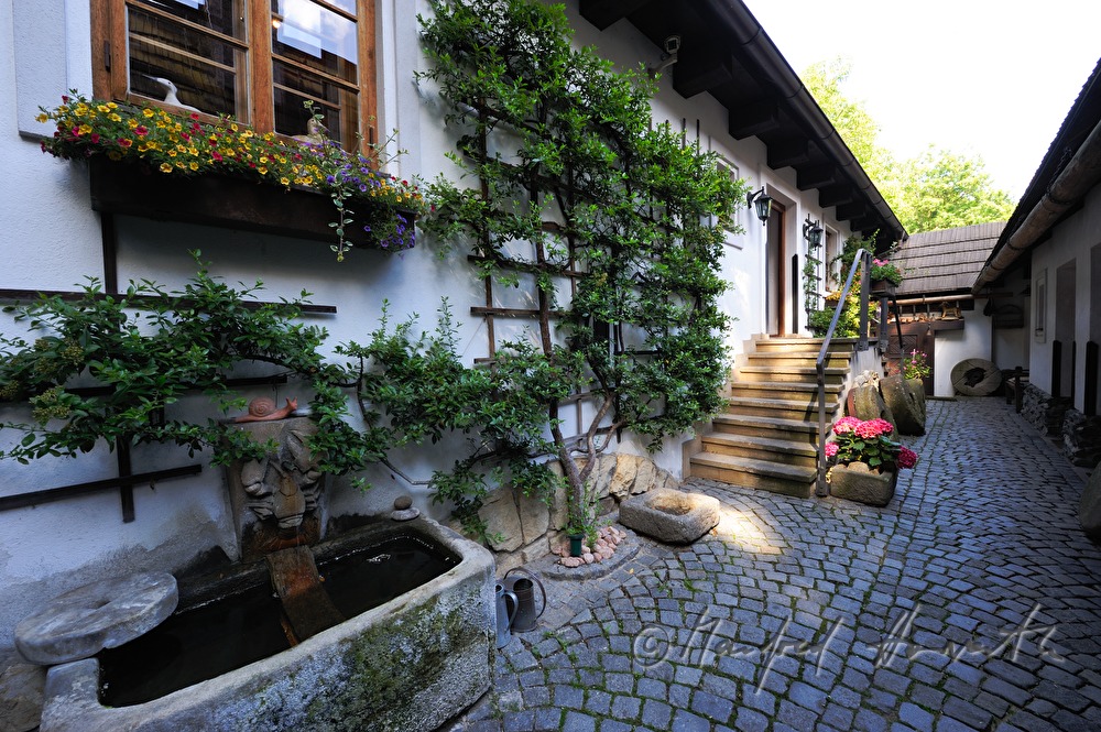 Hotel U Raka, inner courtyard