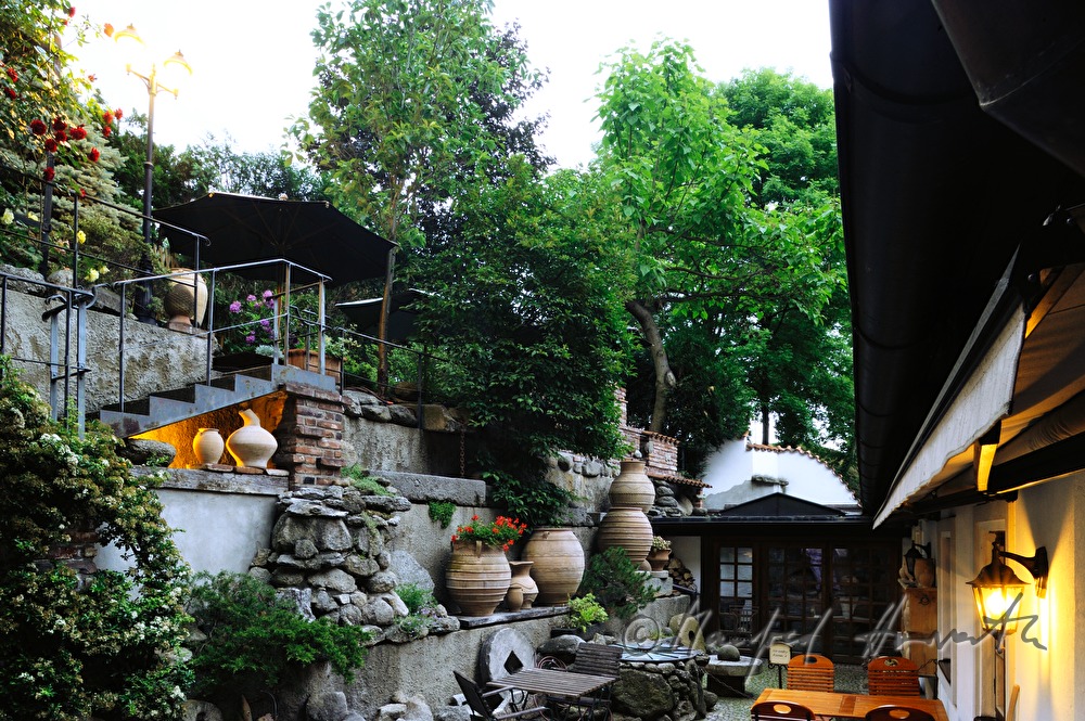 Hotel U Raka, inner courtyard with pottery decoration
