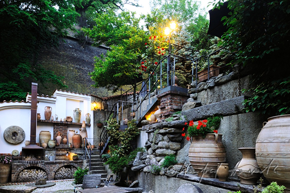 Hotel U Raka, inner courtyard with pottery decoration
