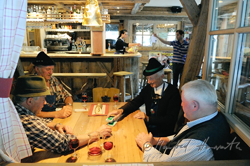 Alpenwellness Eschgfellner, card players in the inn