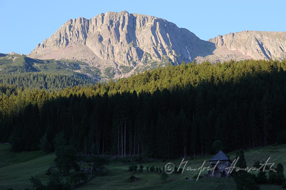 Castle Reineck and the peak 