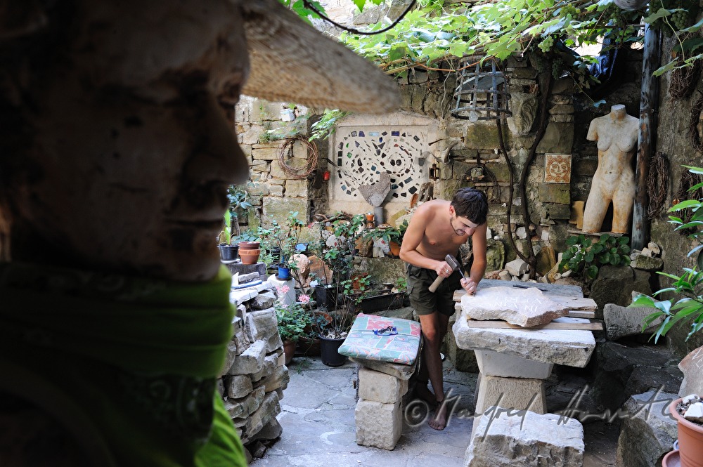 sculpturer at work in the inner courtyard