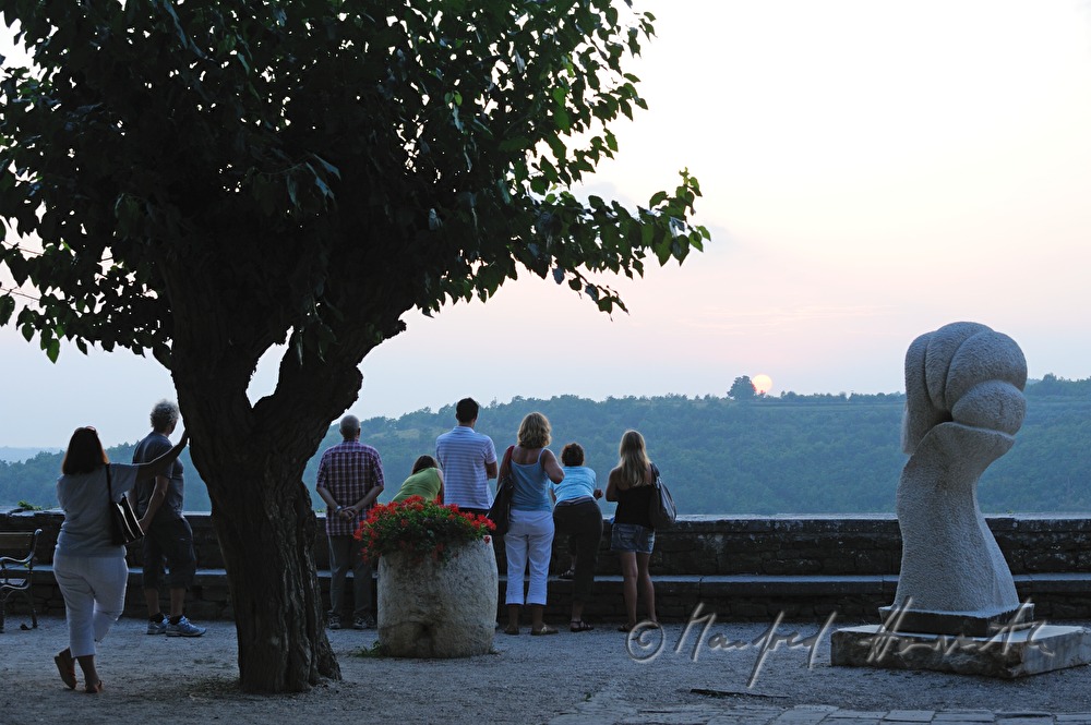 musician with a guitar on the city wall
