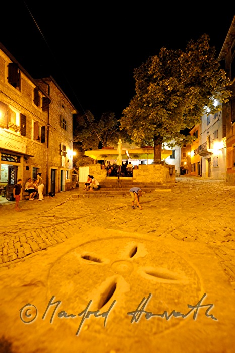 Konoba Pintur and stone table