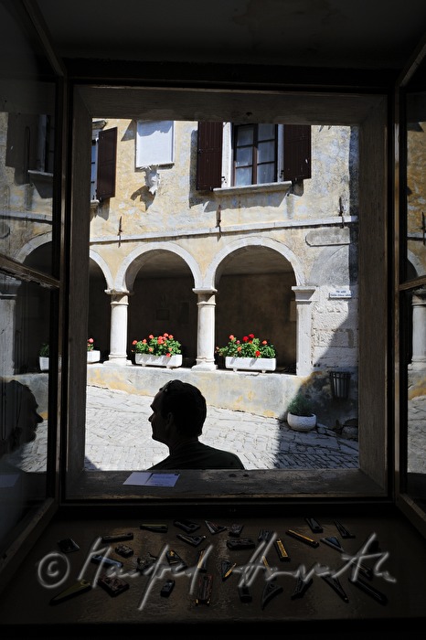 view from a jewellery shop to the Loggia