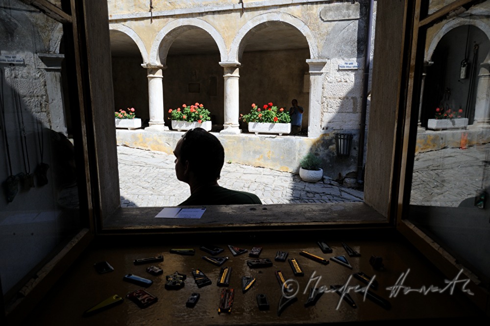 view from a jewellery shop to the Loggia