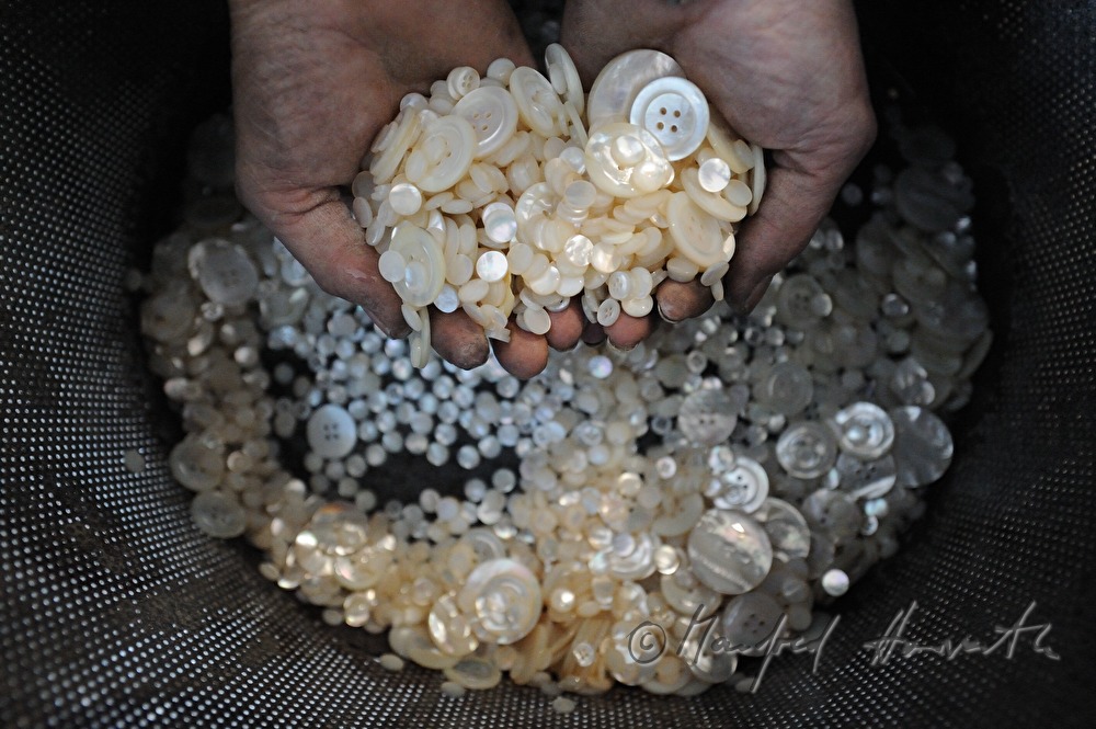 making of hand made mother-of-pearl buttons