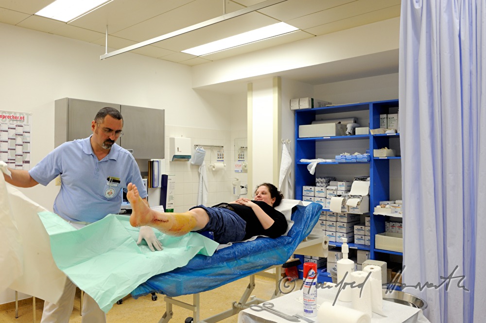 patient with broken leg in the accident department