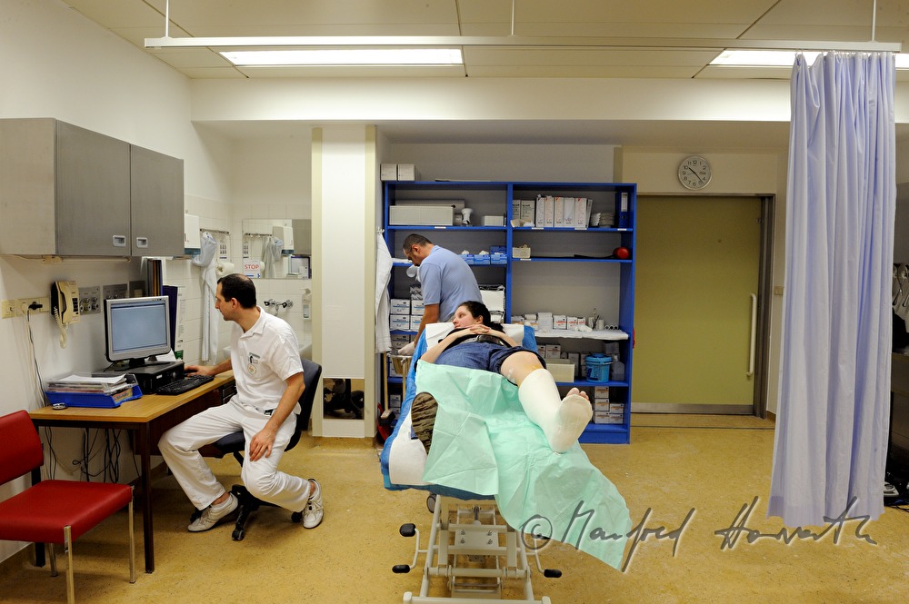 patient with broken leg in the accident department