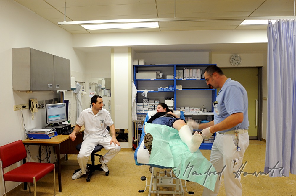 patient with broken leg in the accident department