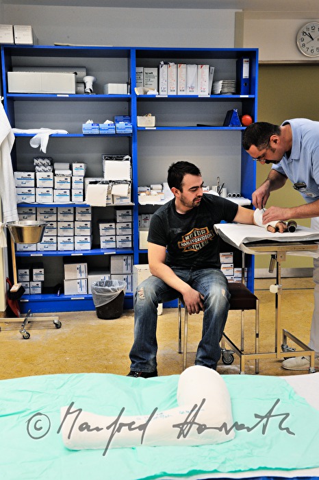 patient with broken arm in the accident department
