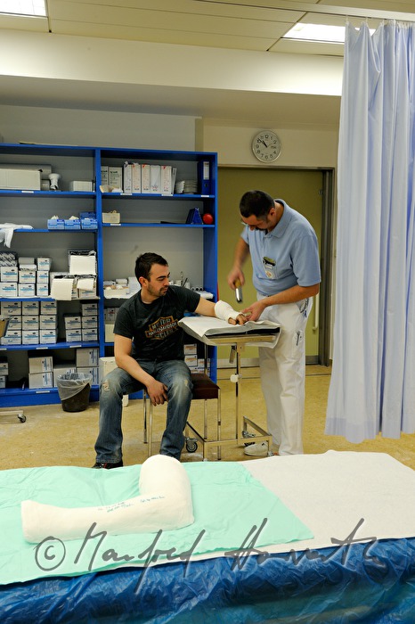patient with broken arm in the accident department