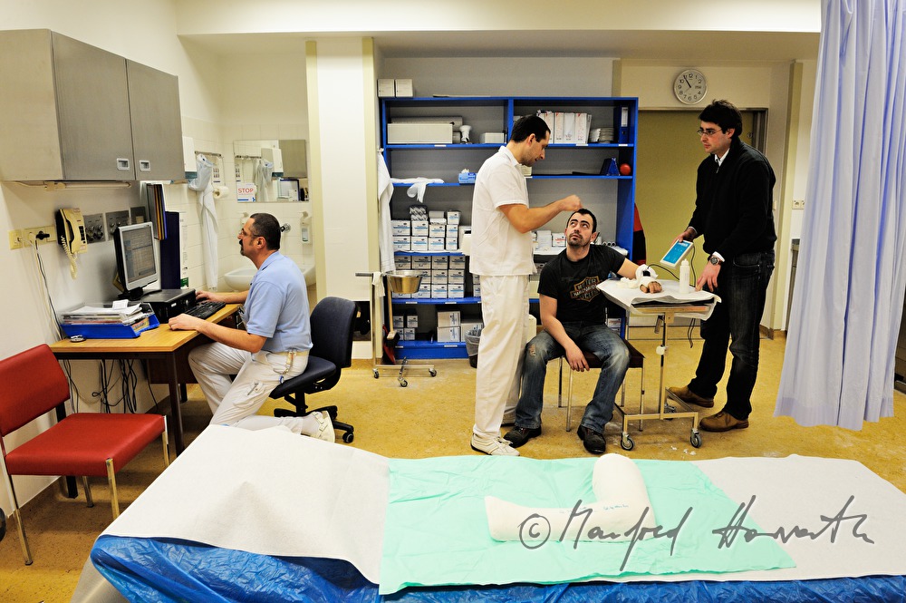 patient with broken arm in the accident department