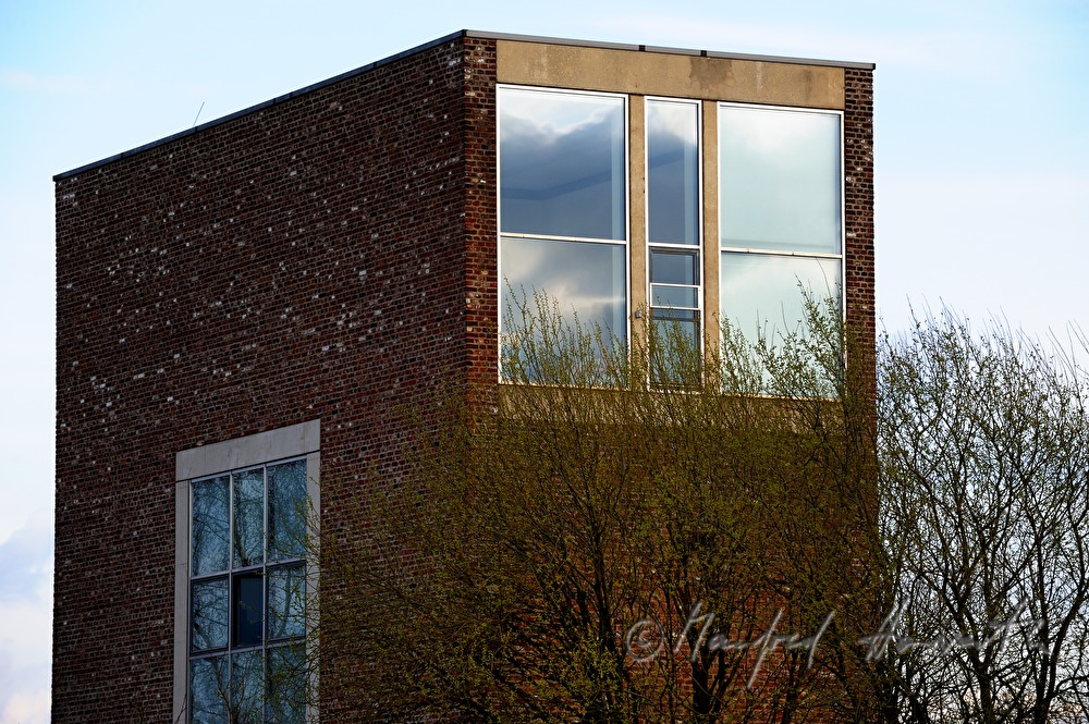 administrative building of the Langen Foundation