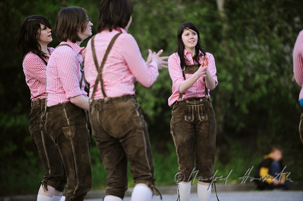 Schuhplattler-girls in leather pants