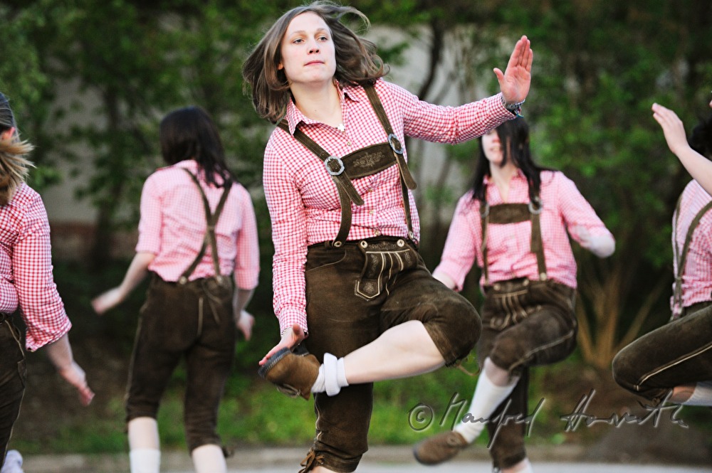 Schuhplattler-girls in leather pants