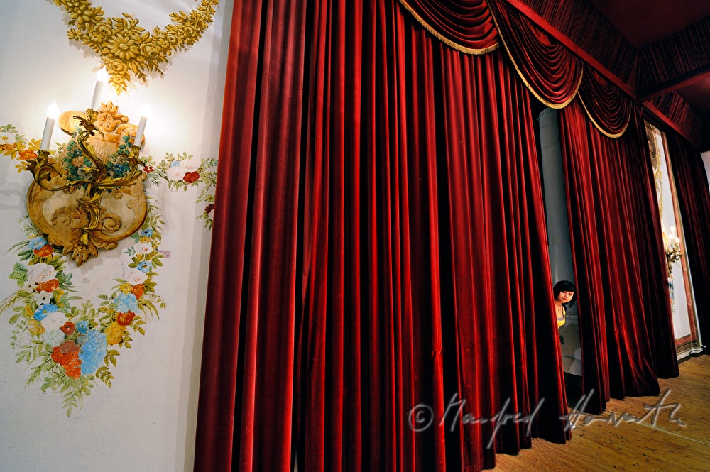 child looking to the stage of the Haydnsaal