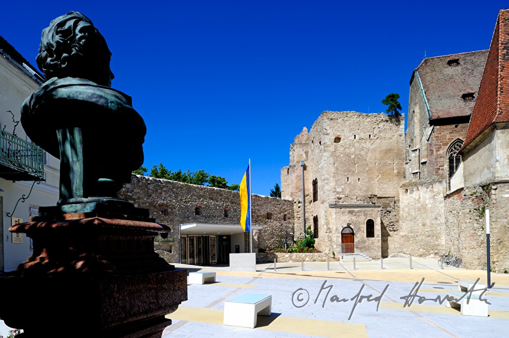 Burg Perchtoldsdorf and Burgvorplatz with Josef Hyrtl bust