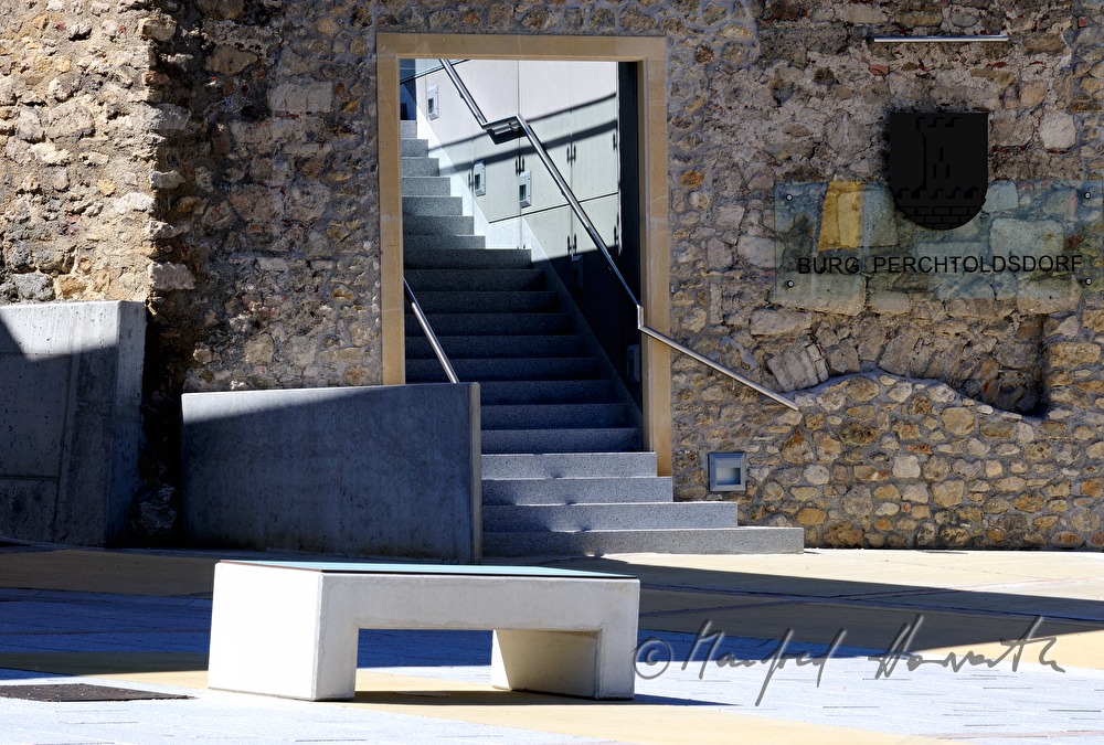 passage from the forecourt to the court