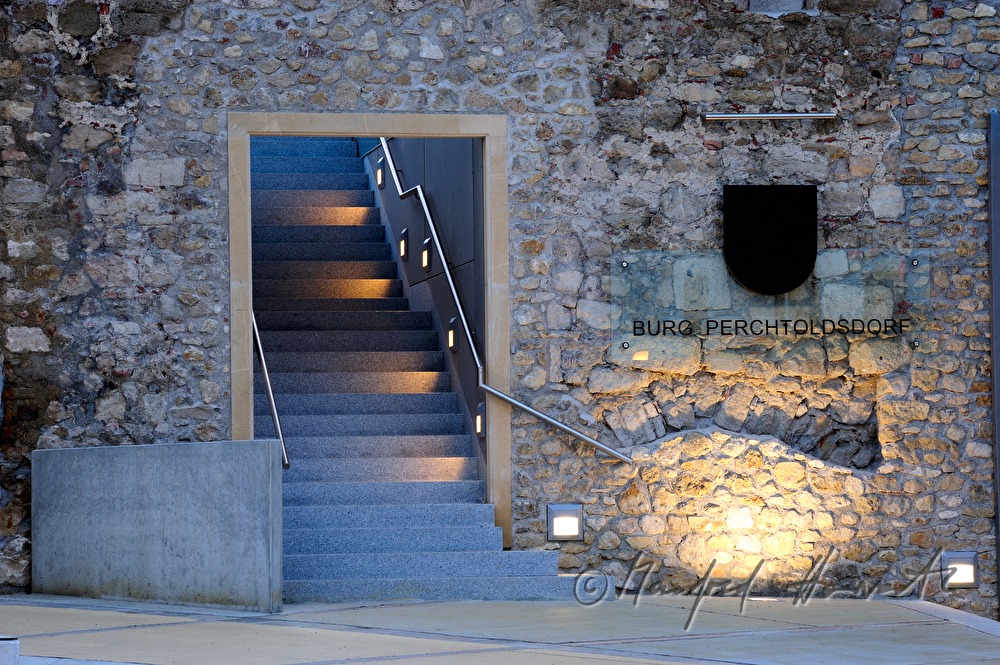 passage from the forecourt to the court