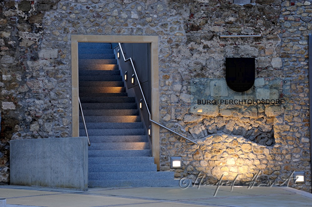 passage from the forecourt to the court