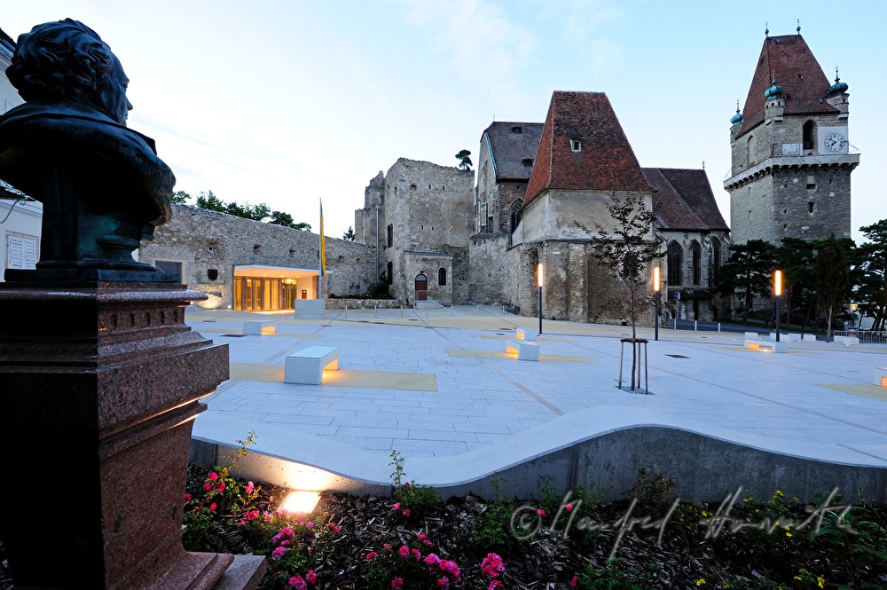 Burg Perchtoldsdorf and Burgvorplatz with Josef Hyrtl bust