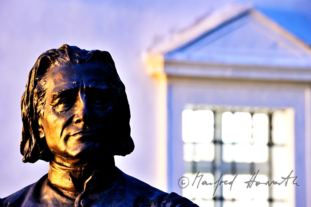 bust of Franz Liszt in front of his birthplace