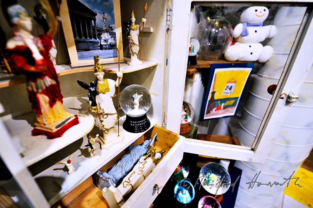 show case for Viennese Parliament - snow globe