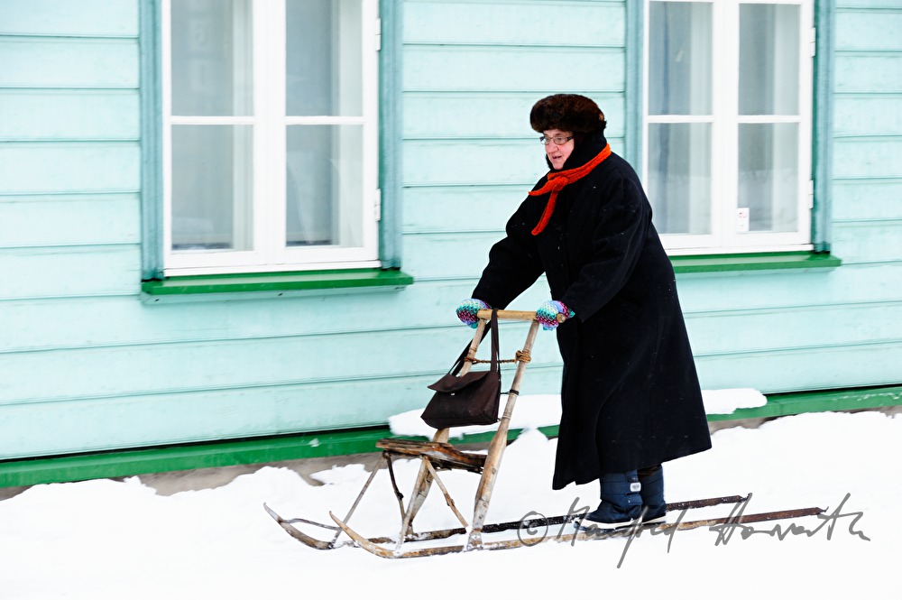 woman with sladeskiers goes shopping